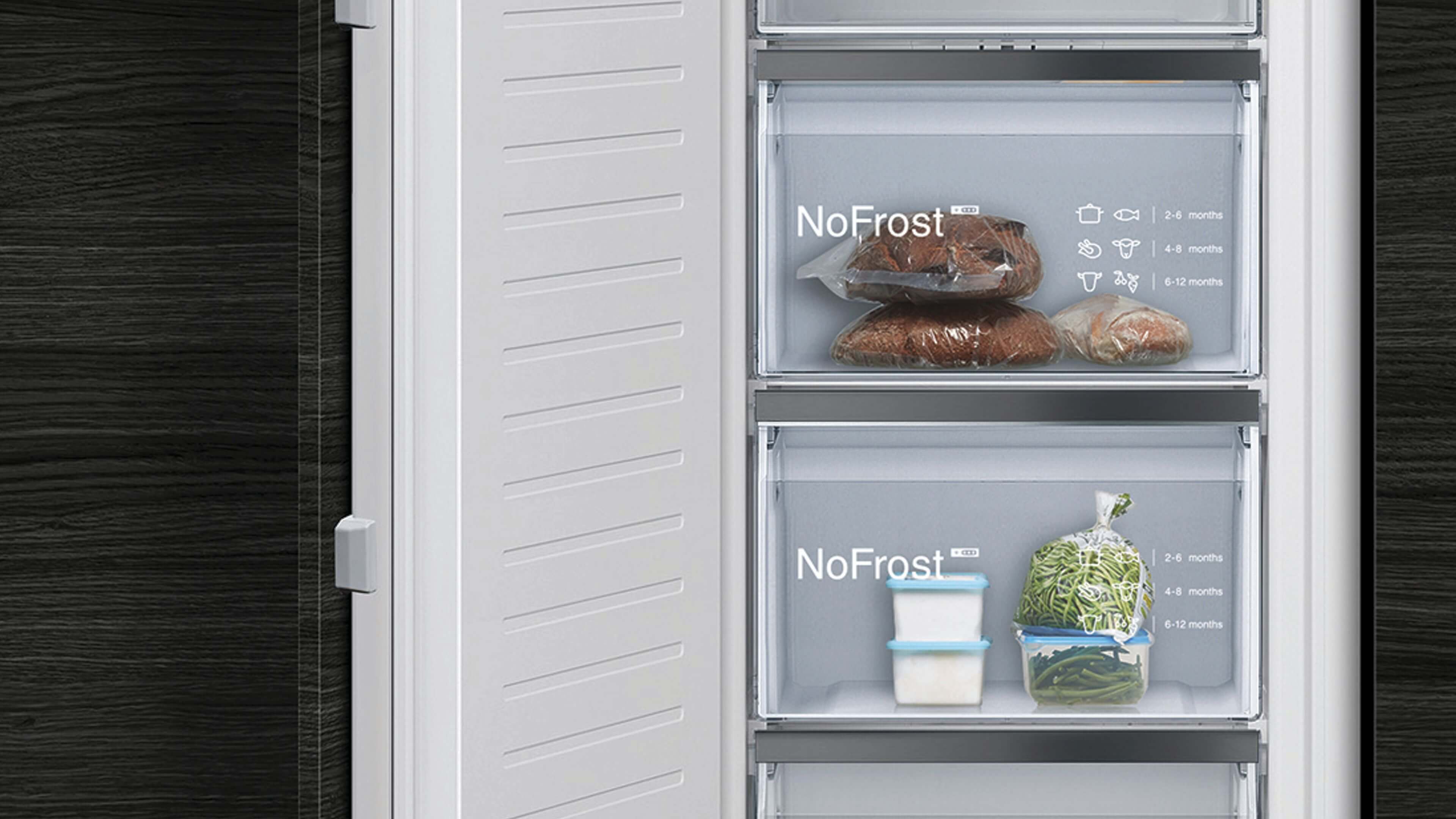 Geöffneter Siemens studioLine Gefrierschrank in einer grauen Küche.