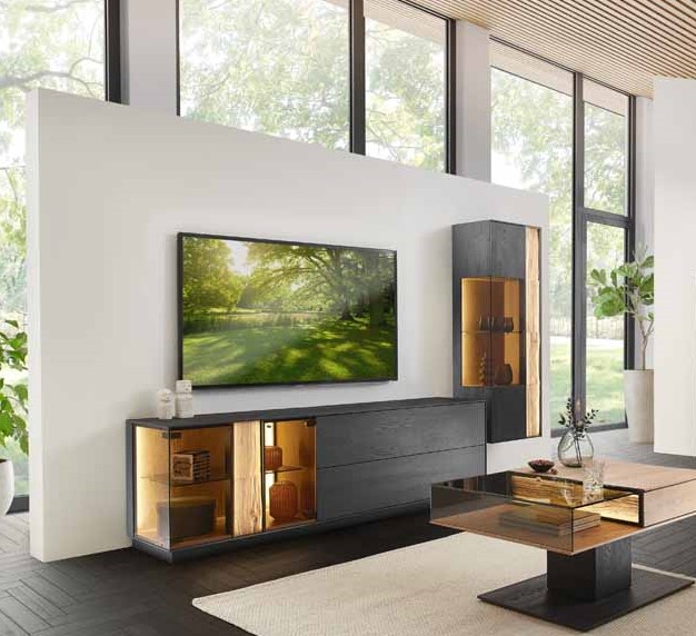 hartmann Kilva - Wohnwand | V32 | B: 289 cm Wohnzimmer mit modernem Schrank, Flachbild-TV und großen Fenstern, die viel natürliches Licht hereinlassen