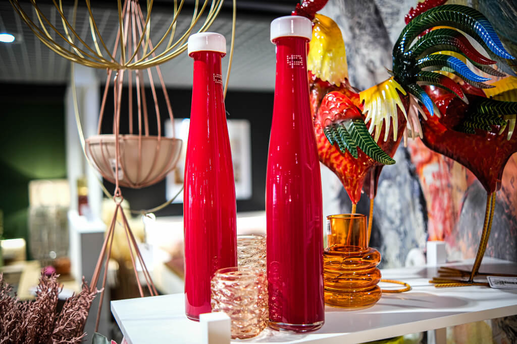 Kirschrote Vasen in der Boutique bei wohnfitz