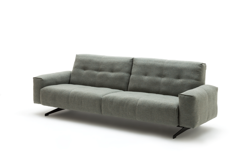 Rolf Benz 50 - Sofabank Graues Sofa mit gepolsterten Armlehnen und Metallbeinen auf weißem Hintergrund