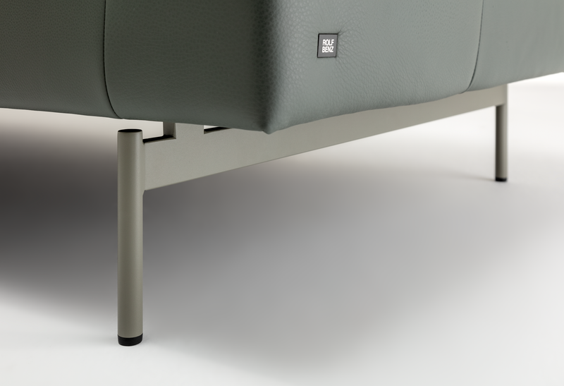 Detailansicht eines modernen Sofas mit stilvollem Metallfuß und Lederbezug