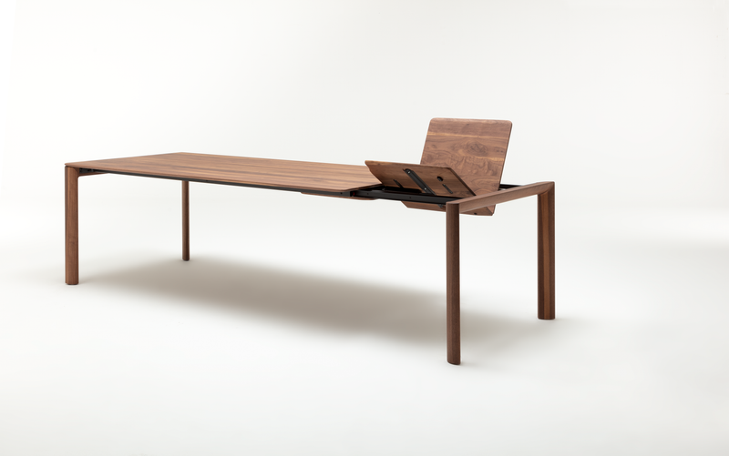 Rolf Benz 957 - Ausziehtisch Ein eleganter Holztisch mit einem herausklappbaren, verstellbaren Element auf einer Seite, ideal für modernes Wohndesign.