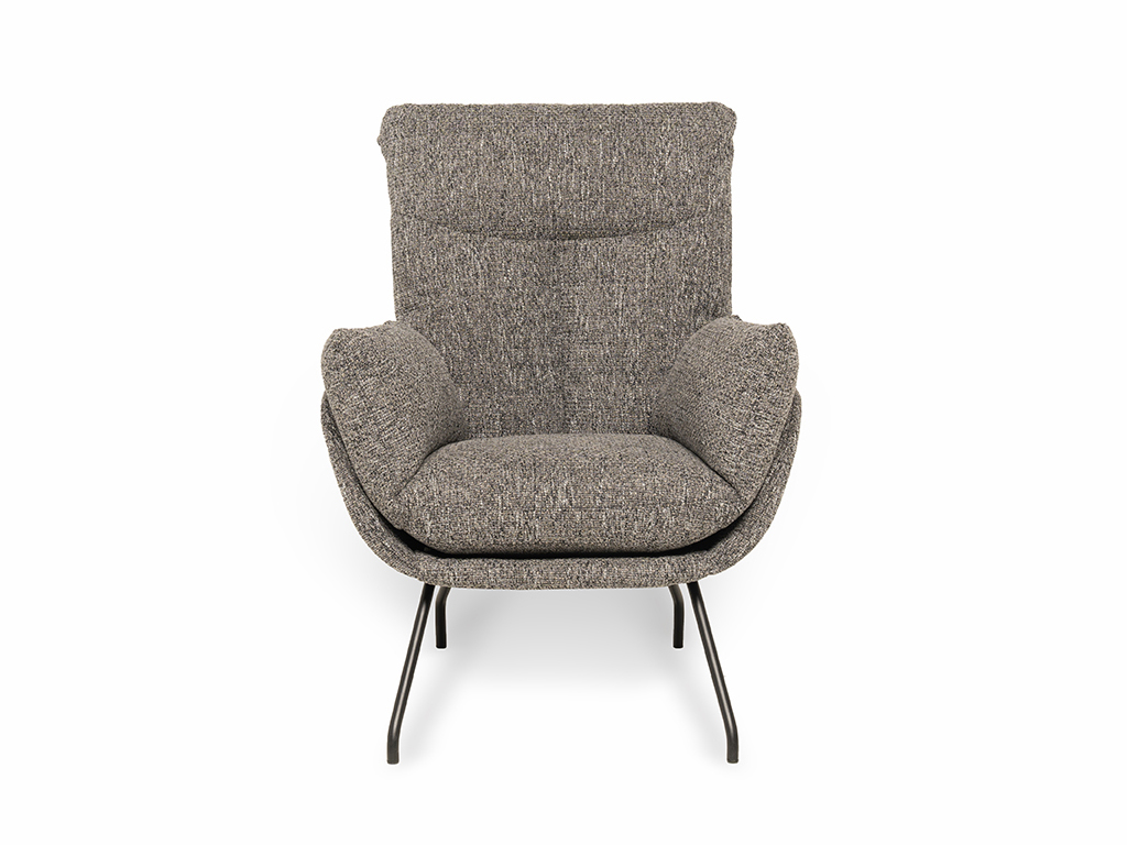 Vorderansicht eines grauen Polstersessels mit schlanken Metallbeinen und gepolsterten Armlehnen