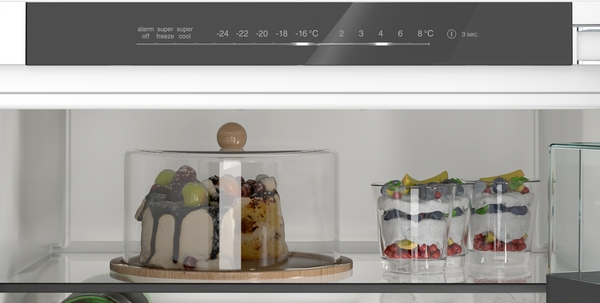Detailansicht der digitalen Temperatursteuerung und Anzeigeleiste im oberen Bereich des Kühlschranks.