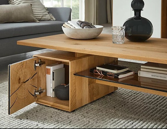 Detailaufnahme eines Holzcouchtisches mit geöffnetem Stauraumfach und Ablage stilvoll dekoriert in einem modernen Zimmer