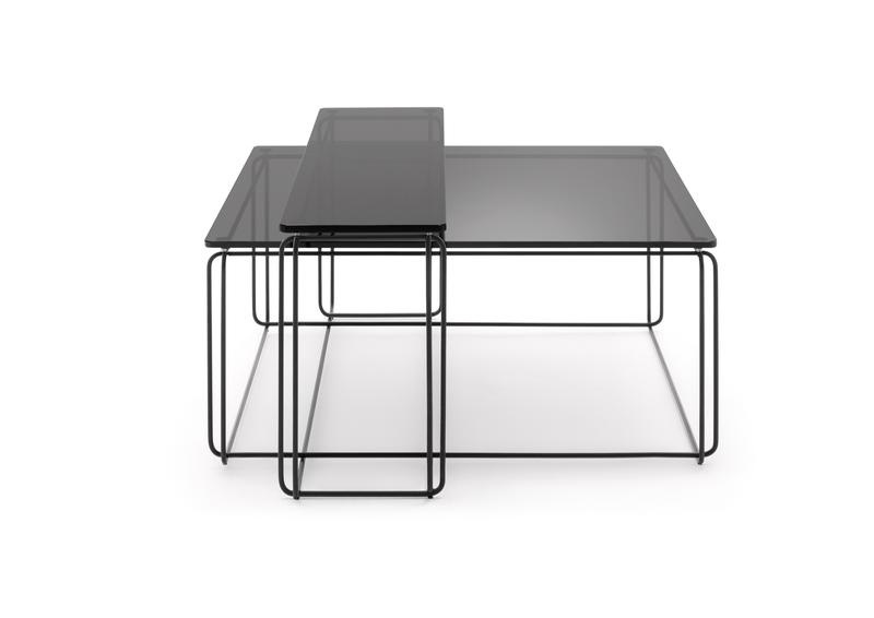Zwei versetzbare Glastische mit schwarzem Metallrahmen in minimalistischem Design