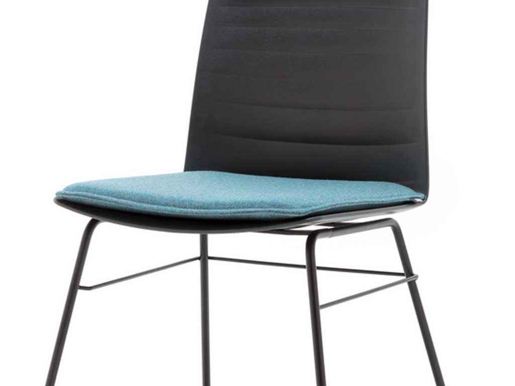 freistil Rolf Benz 118 - Sitzkissen | konfigurierbar Schwarzer Stuhl aus Metall mit ergonomischem Design und abnehmbarem hellblauen Sitzkissen