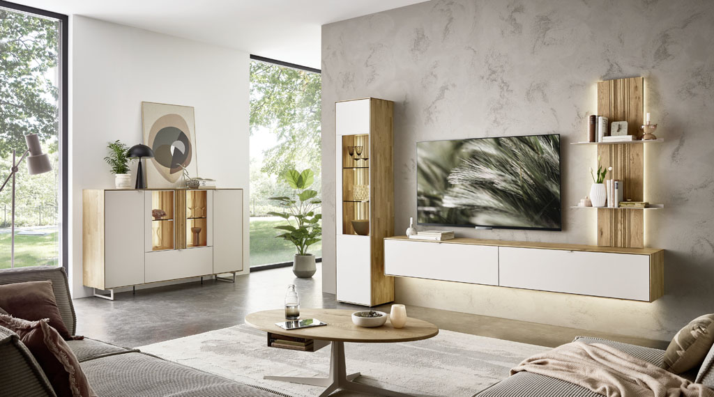 moderne braun-weiße Wohnwand mit Standvitrine, Hängelowboard und Hängepaneel stilvoll dekoriert mit Beleuchtung in weinem modernen Wohnzimmer