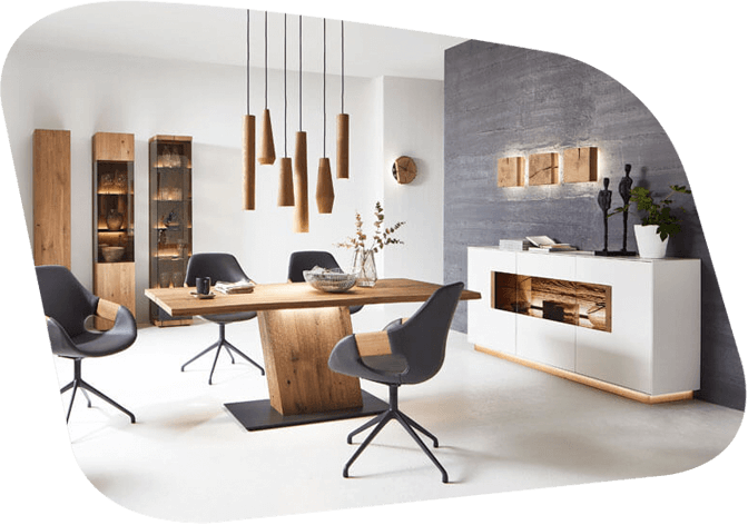 Esszimmer mit Holz-Esstisch, schwarzen Stühlen, hängenden Holzleuchten und modernen Schränken im skandinavischen Stil