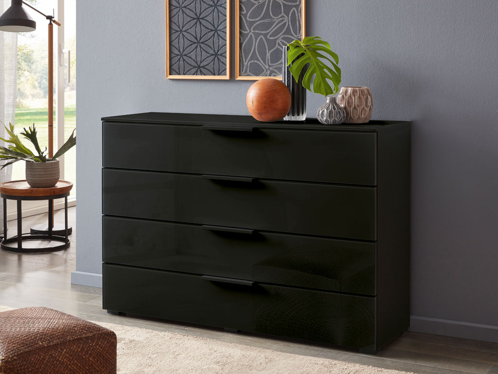 schwarze Kommode mit vier Schubladen in einem modernen zimmer stilvoll dekoriert
