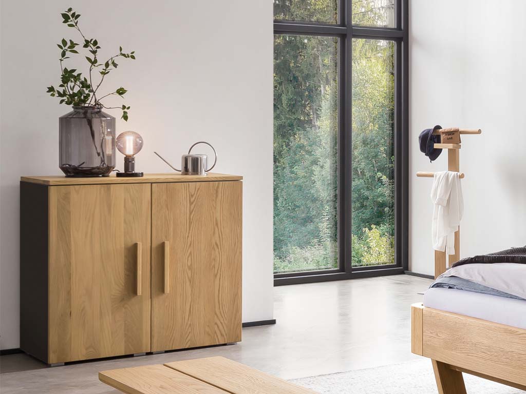 graue kommode mit zwei Türen front und obere seite braun stilvoll dekoriert in einem modernen zimmer portina von hasena