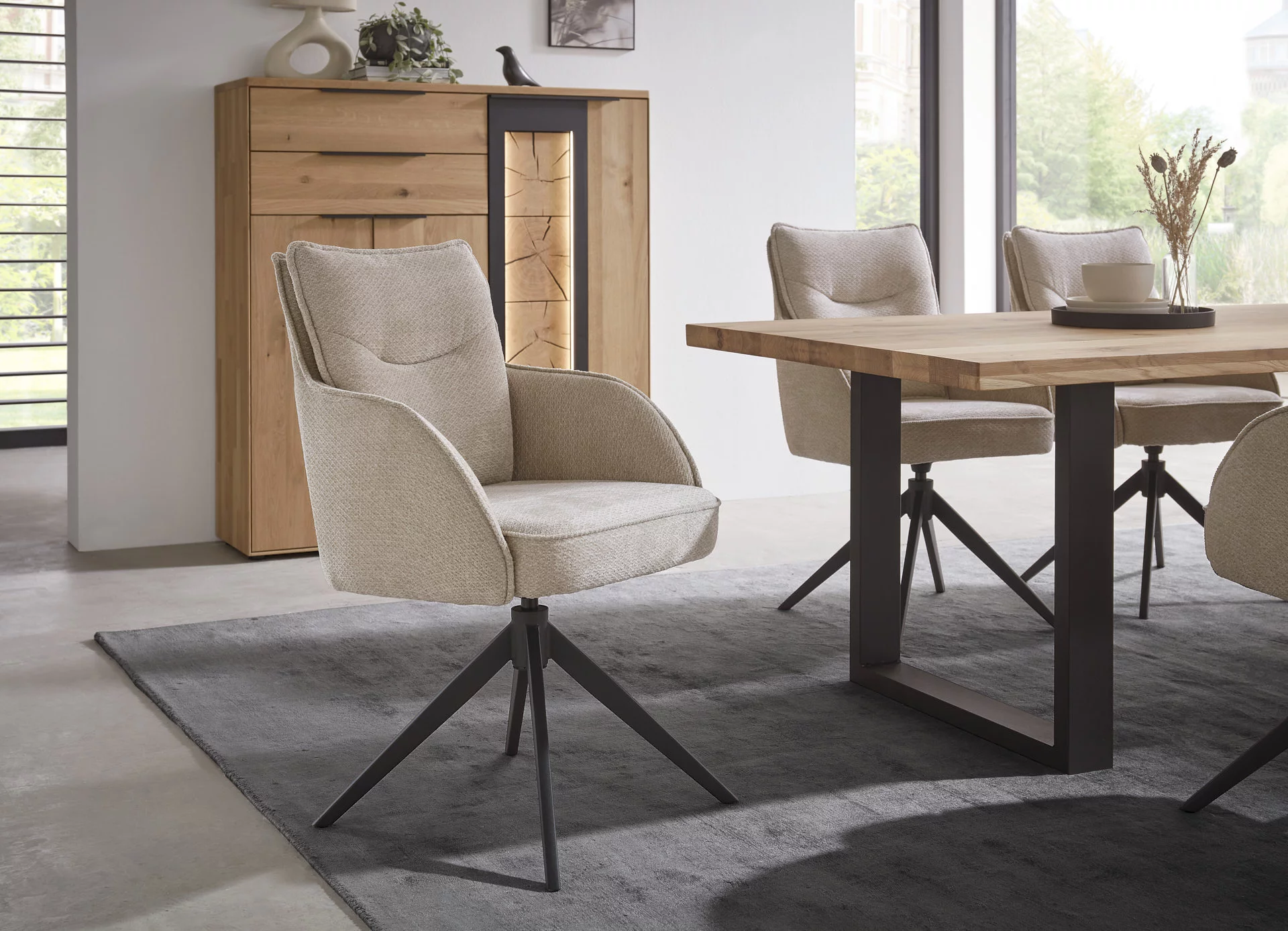 beiger stuhl mit schwarzem gestell in esszimmer auf teppich wöstmann lino