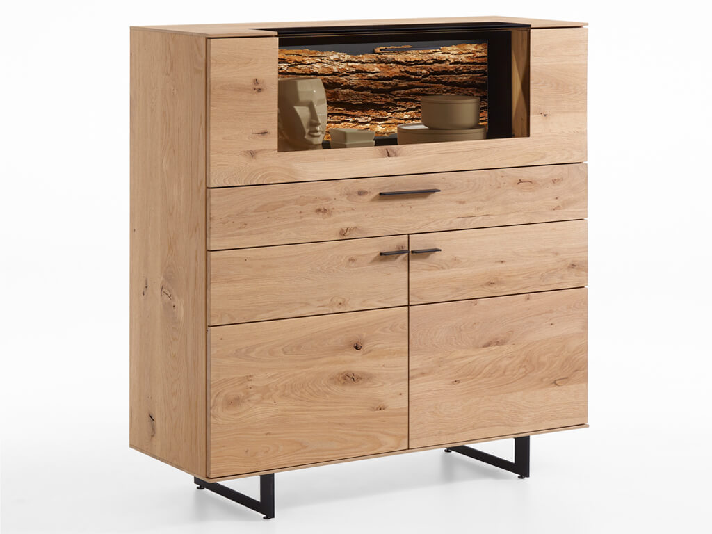 hartmann Runa - Highboard | 6111 | B: 115 cm Holzschrank mit integriertem Glasfach, dekoriert mit Schalen, auf Metallgestell stehend