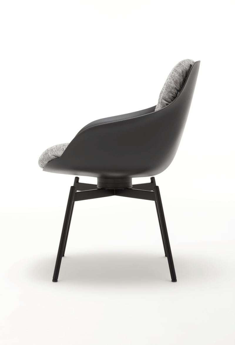 Seitenansicht eines modernen Designer-Stuhls mit grauem Polstersitz und schwarzem Metallgestell