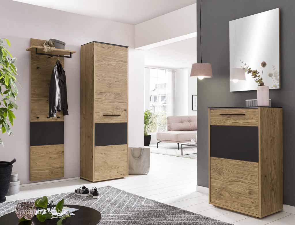 Bienenmühle No Limit - Garderoben-Set, 4-teilig | Vorschlag 10 | Wildeiche furniert Ein eleganter Eingangsbereich mit modernen Holz-Garderobenmöbeln, inklusive Spiegel, Kleiderhaken, Schuhschrank und stilvoller Dekoration.