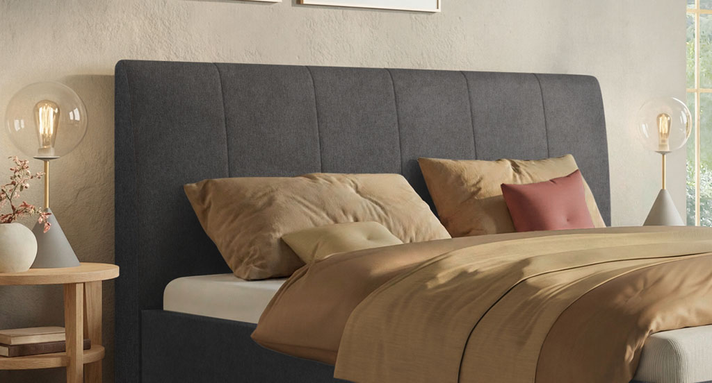 Nahaufnahme des vertikal abgesteppten, grauen Kopfteils an einem Polsterbett im Schlafzimmer (KI-generiert)