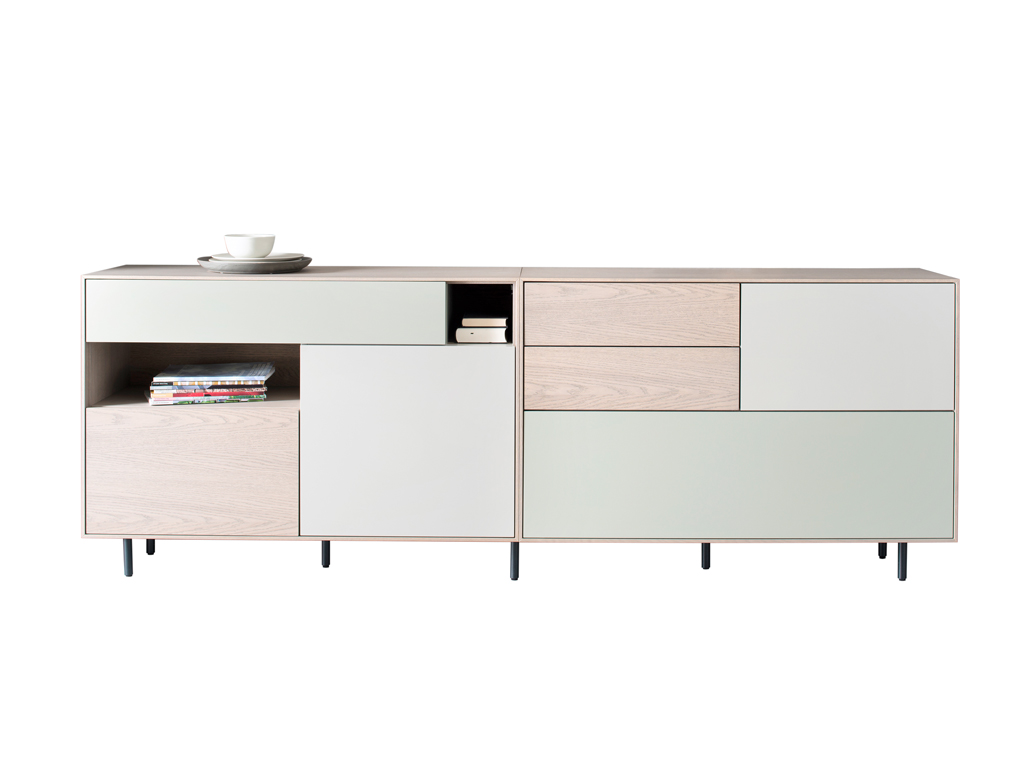 Holzanrichte mit mehreren Schubladen und Fächern im minimalistischen Stil, dekoriert mit Tassen und Büchern