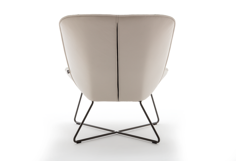 Rückansicht eines modernen Stuhls mit beigem Bezug und Metallgestell