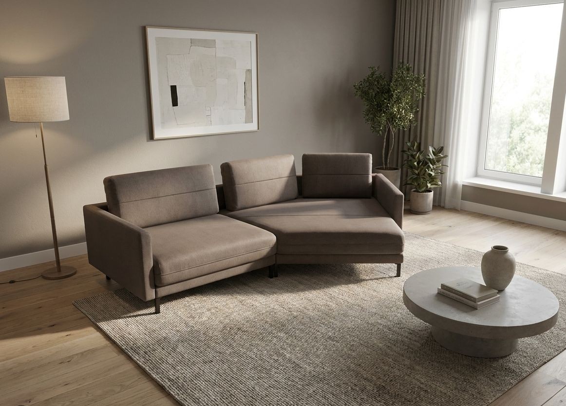 modernes Ecksofa mit braunem Lederbezug und Kissen stilvoll dekoriert in einem modernen Raum