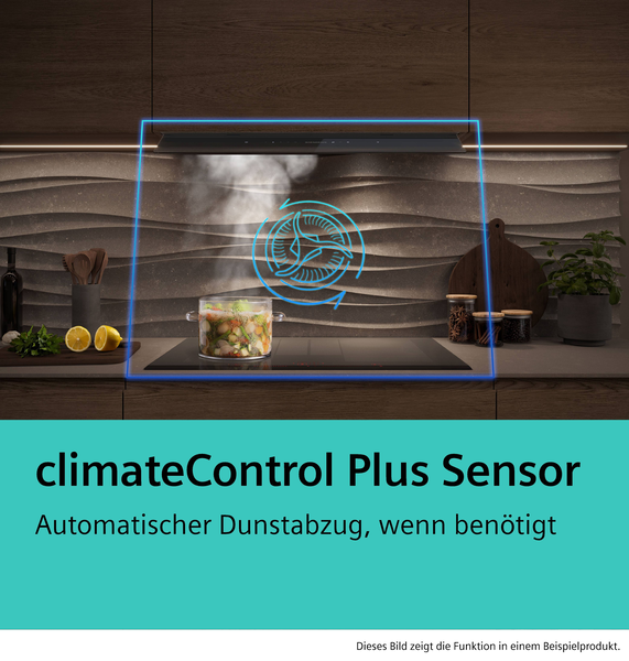 Eine Grafik mit kreisförmigen Pfeilen über einem dampfenden Topf illustriert die automatische Anpassung der Abzugsleistung durch Sensoren, die Dunst und Gerüche während des Kochens erkennen.