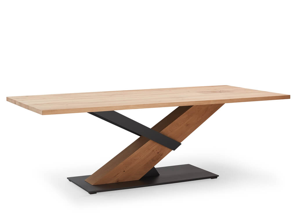 Holz-Esstisch mit markantem X-förmigem Fuß aus Metall, ideal für moderne Esszimmer