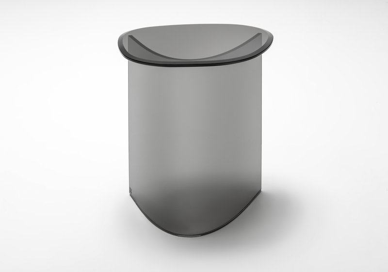 Eleganter, halbtransparenter Beistelltisch aus Rauchglas mit abgerundeter Form