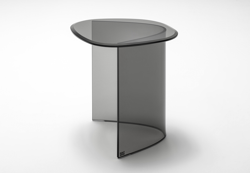 Ein stilvoller, getönter Glastisch mit modernem Design, geeignet als Beistelltisch für Wohnzimmer oder Büro