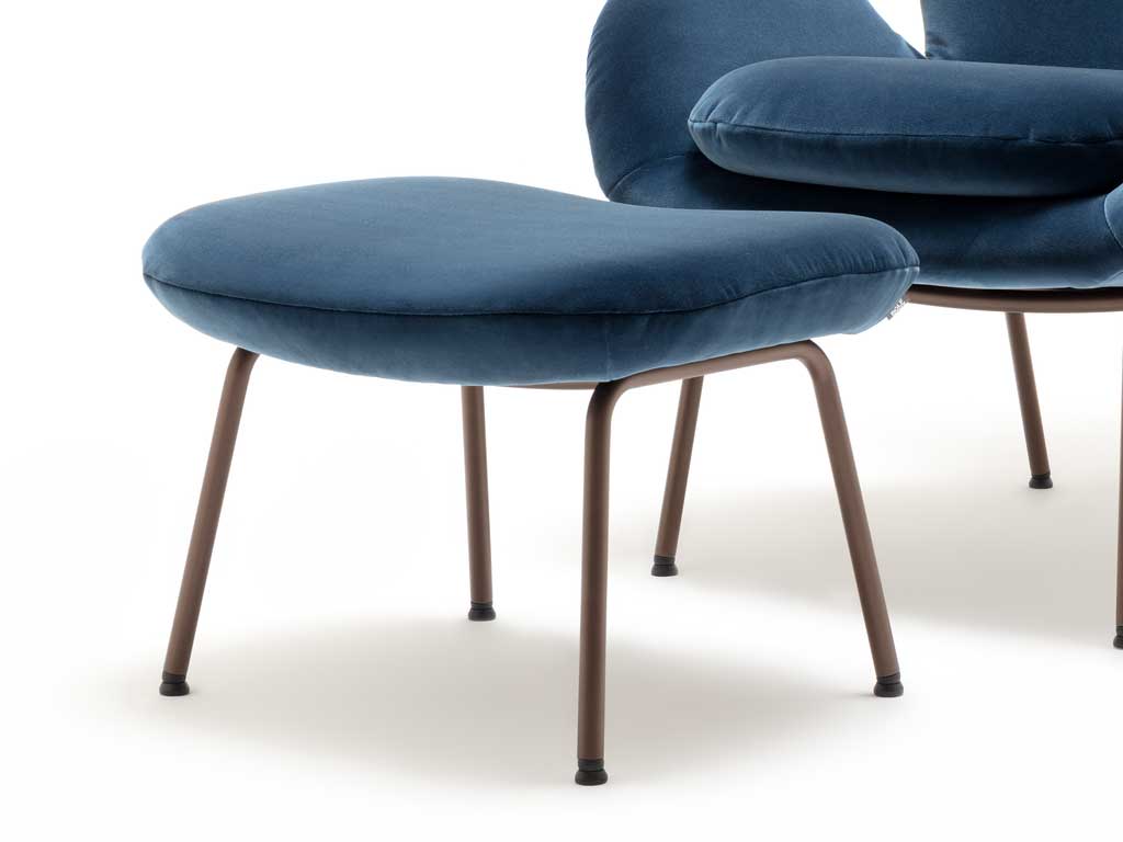 Rolf Benz 594 - Hocker | einfarbig Blauer Hocker mit gepolsterter Sitzfläche und Metallbeinen