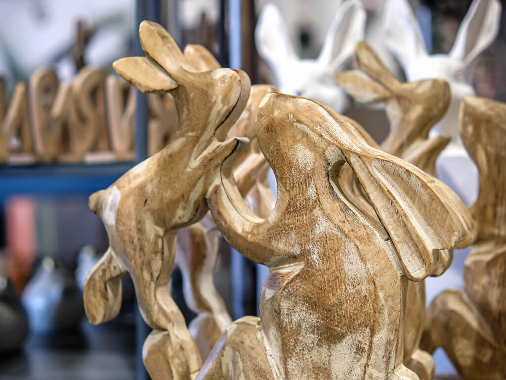 Zwei sich küssende Osterhasen aus Holz