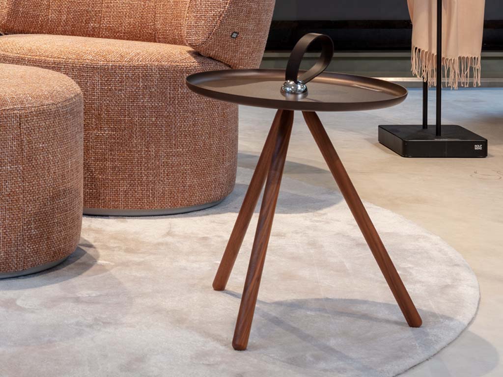 Rolf Benz 973 - Mobiles Tableau | Nussbaum amerikanisch, Marrone metallic Beistelltisch mit dunklem Holzgestell und dunkler Tischplatte mit Tragegriff