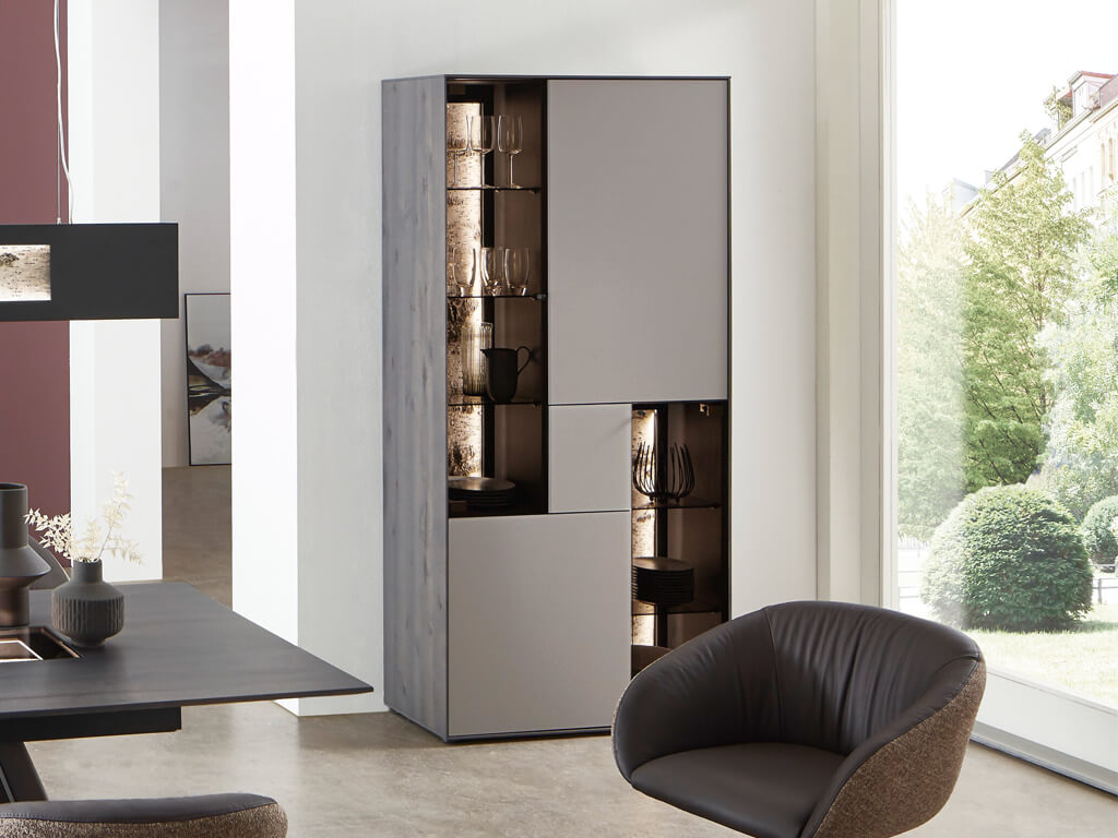 große Standvitrine mit grauer Front und zwei beleuchteten Glasfächern