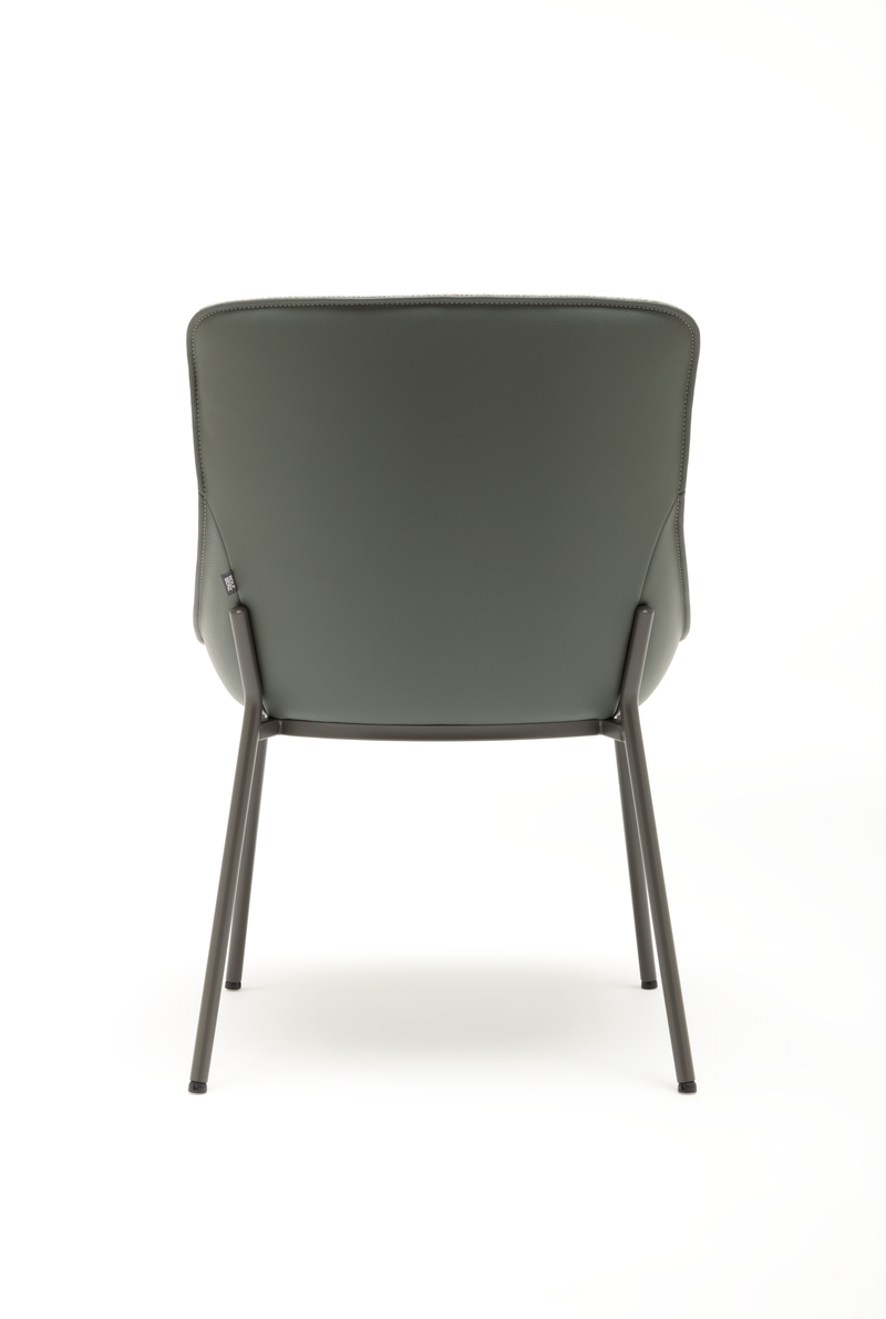 Rückansicht eines modernen Loungesessels aus grünem Leder mit stabilem Metallgestell, minimalistisches Design.