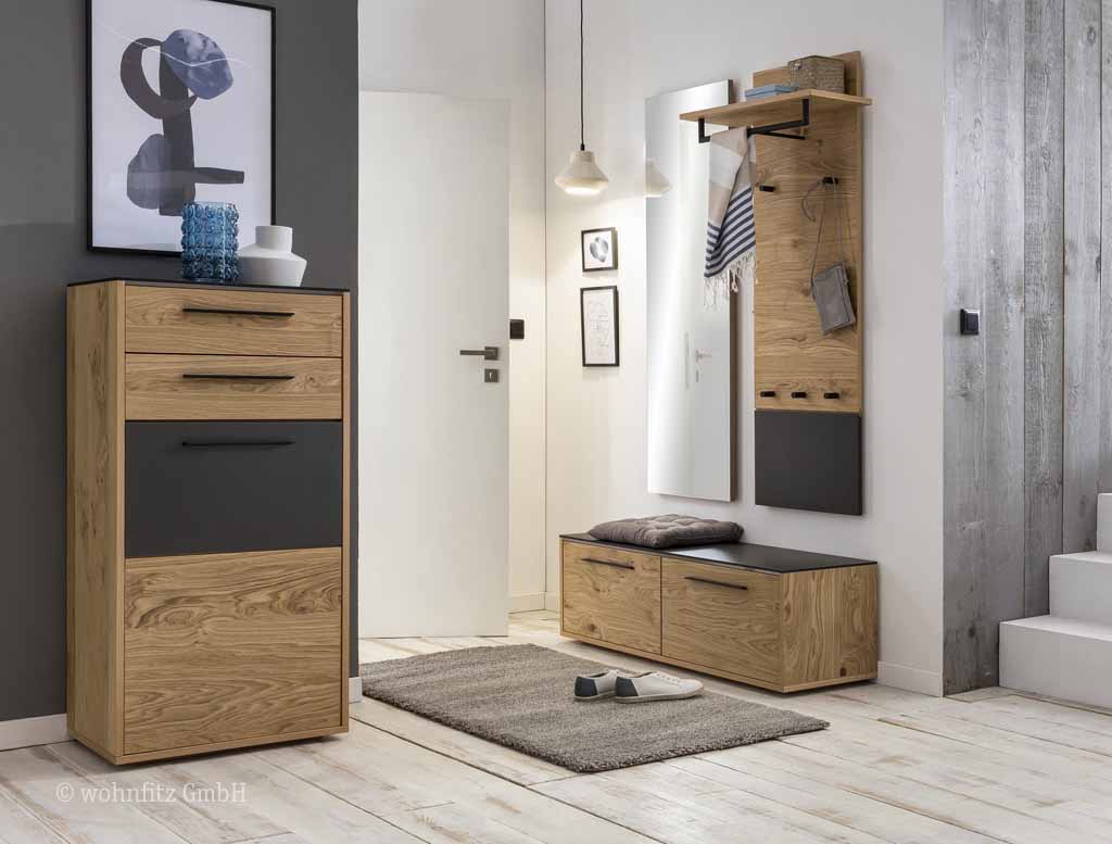 Bienenmühle No Limit - Garderoben-Set, 4 teilig | Vorschlag 3 | Wildeiche furniert Zeitgemäß eingerichteter Flur mit einem kompakten Garderoben-Set, das Stauraum für Schuhe und Accessoires bietet, und einer ausdrucksstarken Wanddekoration.