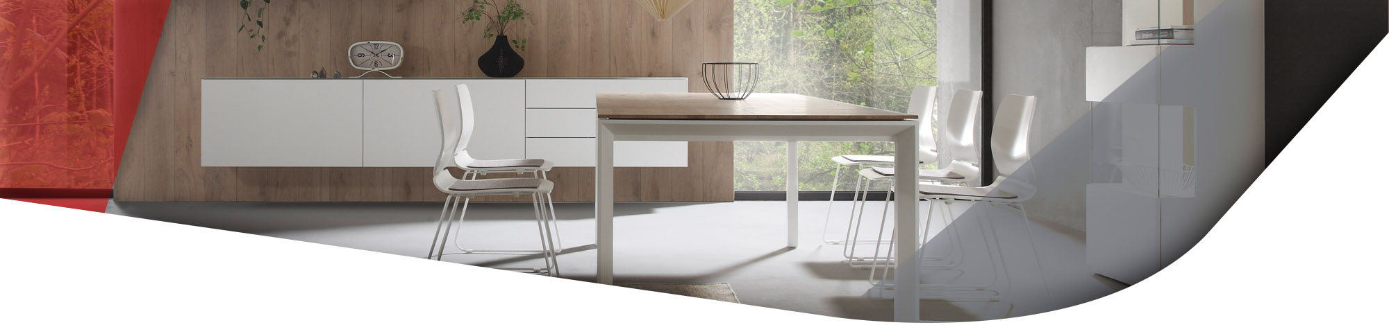 Esszimmer mit hellen Möbeln. Sideboard in weiß und Stühle in weiß. Tisch mit weißem Gestell und HOlztischplatte. 
