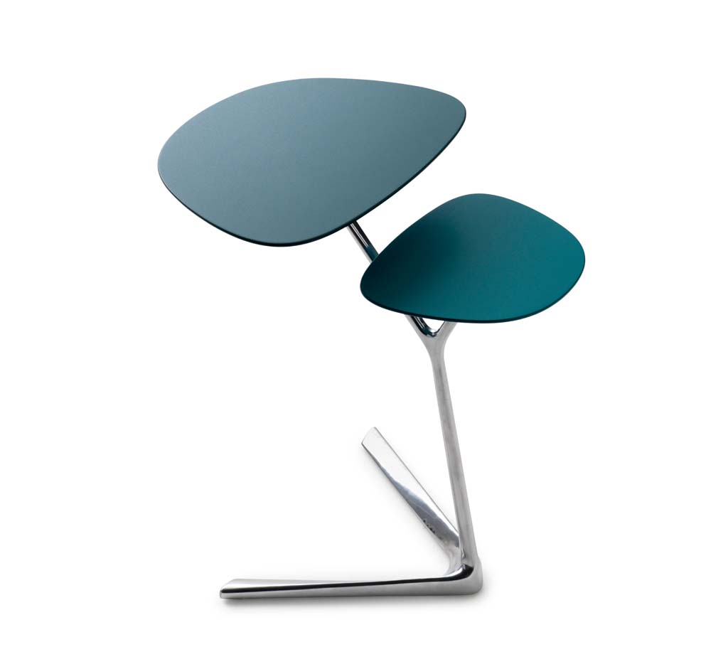 Moderner, stilvoller Beistelltisch mit zwei blauen, biomorphen Platten und einem silbernen, skulpturalen Gestell