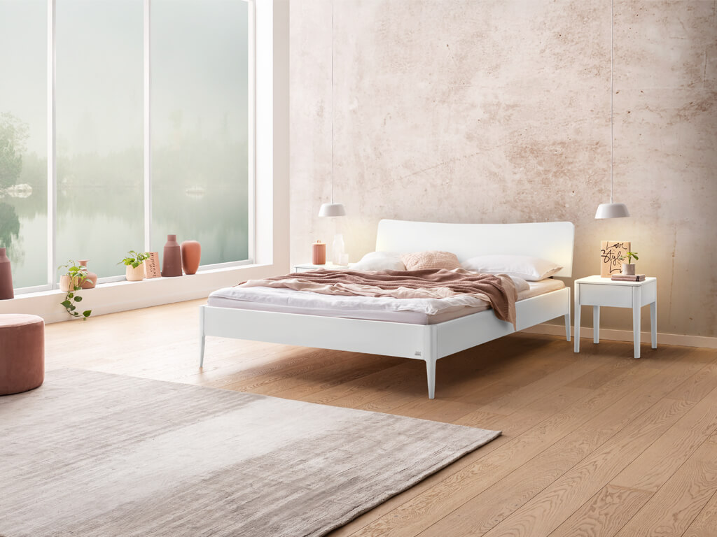 Hasena -  Lounge Bett Spezia | Holzkopfteil Wave | Holzfuß Pile | versch. Größen & Farben konfigurierbar