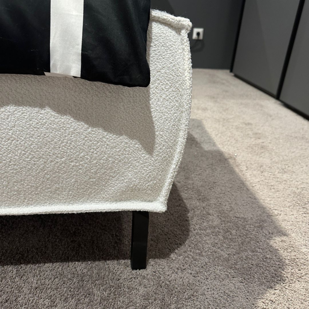 Moderner Sofaabschluss in Weiß mit schwarzer Polsterung auf grauem Teppich