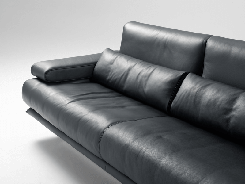Moderner Komfort: Schwarzes Ledersofa, ideal für stilvolle Wohnzimmer