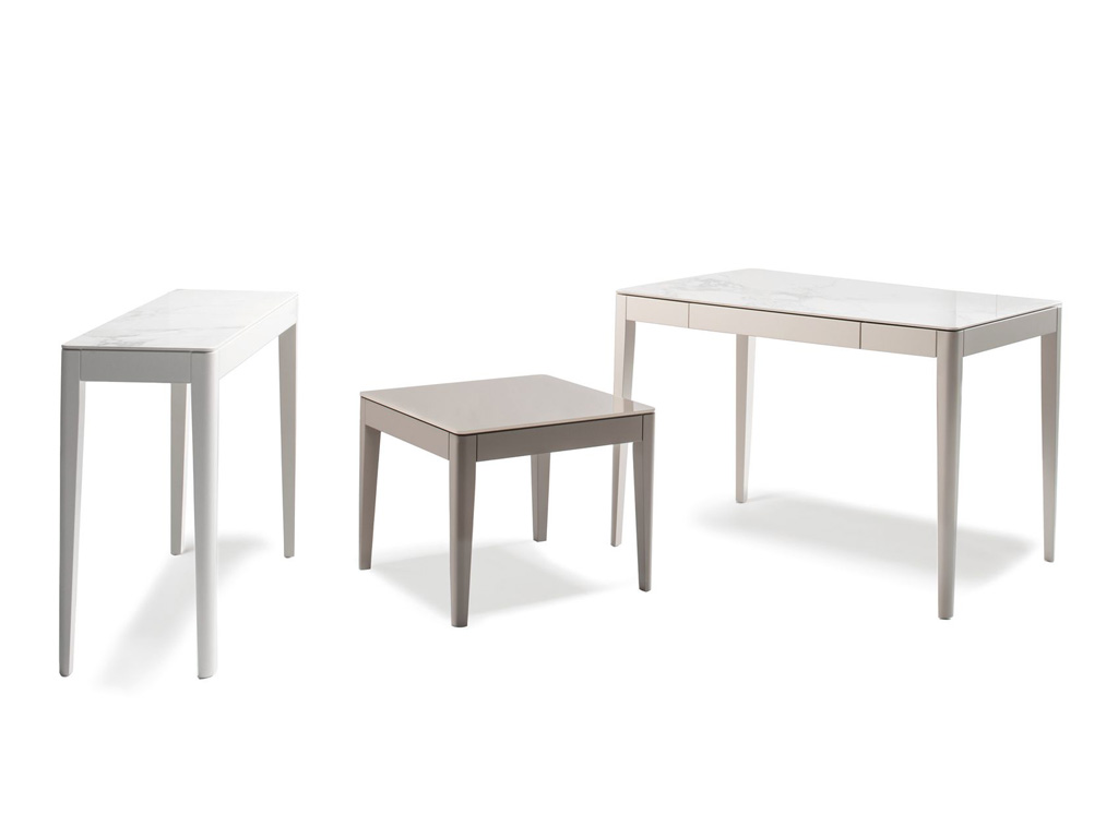 3 Tische in unterschiedlichen Größen. Tischplatten sind an den Ecken abgerundet. Farben beige bis weiß