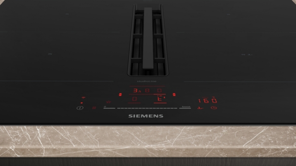 Nahaufnahme eines Siemens Induktionskochfelds mit integriertem Abzug und Touch-Bedienung