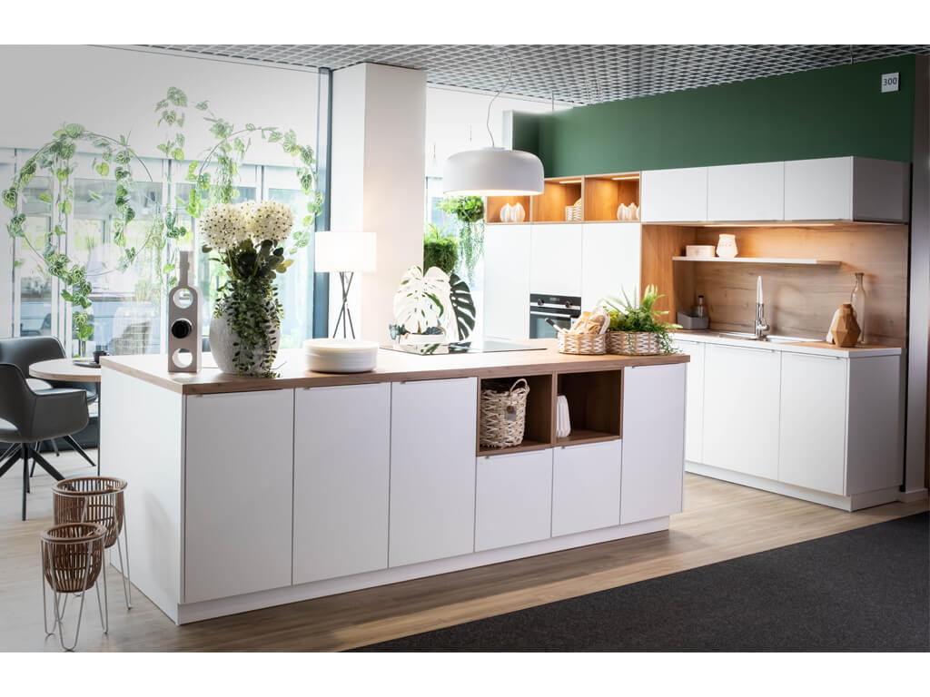 Nobilia Ausstellungsküche | weiße Küche mit offenen Elementen | inkl. Geräten, Tisch und Zubehör Nobilia Ausstellungsküche | weiße Küche mit offenen Elementen | inkl. Geräten, Tisch und Zubehör