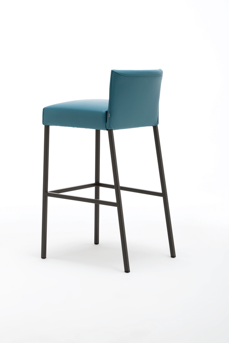 Moderner blauer Barhocker mit quadratischem Sitz und schwarzem Metallgestell