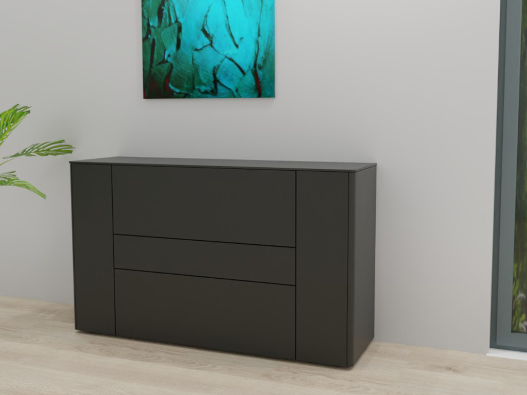 Sudbrock Goya - Sideboard | 3 Schubladen, 2 Türen | B: 155,2 cm | Lack quarz Schwarze Kommode mit Schubladen in einem modernen Raum mit weißer Wand und Kunstwerk