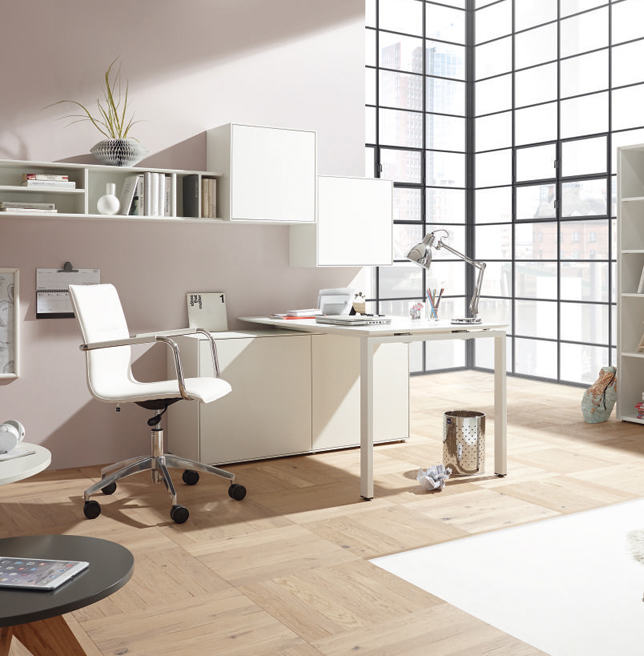 weißer Schreibtisch mit weißem Bürodrehstuhl und Stauraum