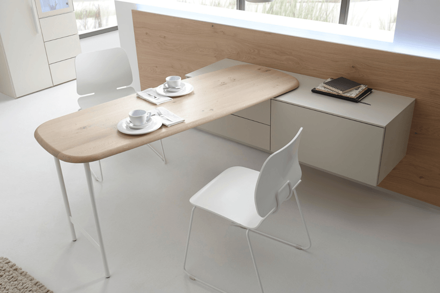 Ausklappbarer Schreibtisch aus Holz mit weißem Stuhl davor