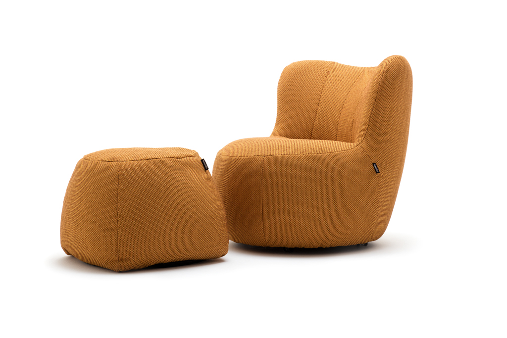 designersessl mit pouf in orange vor weißem hintergrund