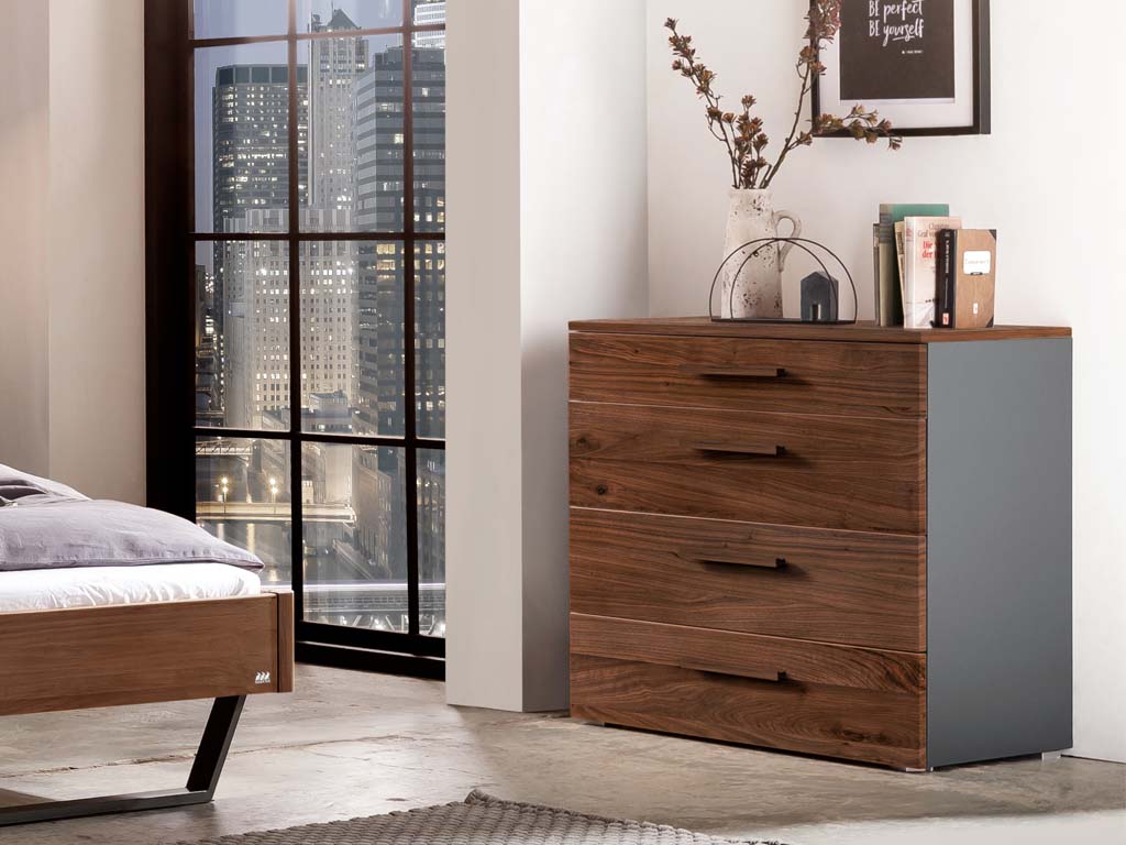 graue kommode mit vier schubladen front und obere seite braun stilvoll dekoriert in einem modernen zimmer atrine von hasena