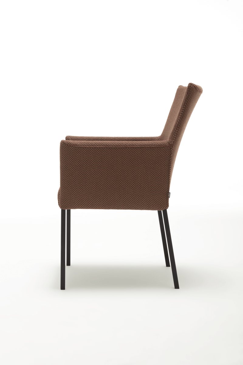 Seitenansicht eines modernen Armlehnstuhls mit braunem Stoffbezug und schwarzen Metallbeinen