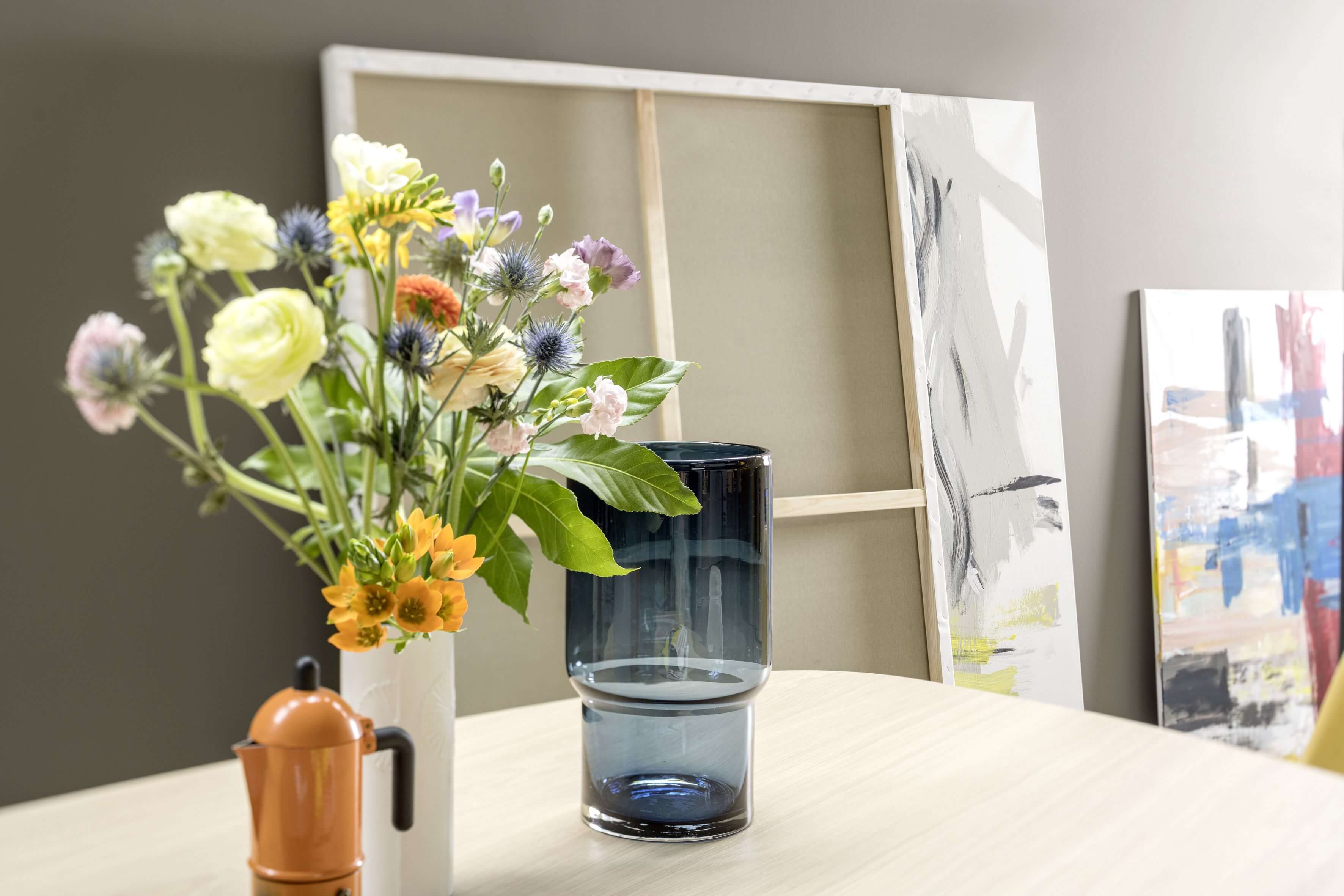 Sudbrock Tisch mit verschiedenen bunten Dekorationselementen und bunten Blumen.