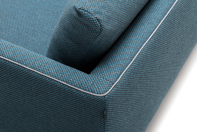 Bildausschnitt eines blauen Sofas mit weißer Umrandung. 